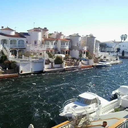 Appartement 3 Persones Amb Piscina Comunitaria Terrassa Amb Vistes Canal I Llac St Maurici Empuriabrava